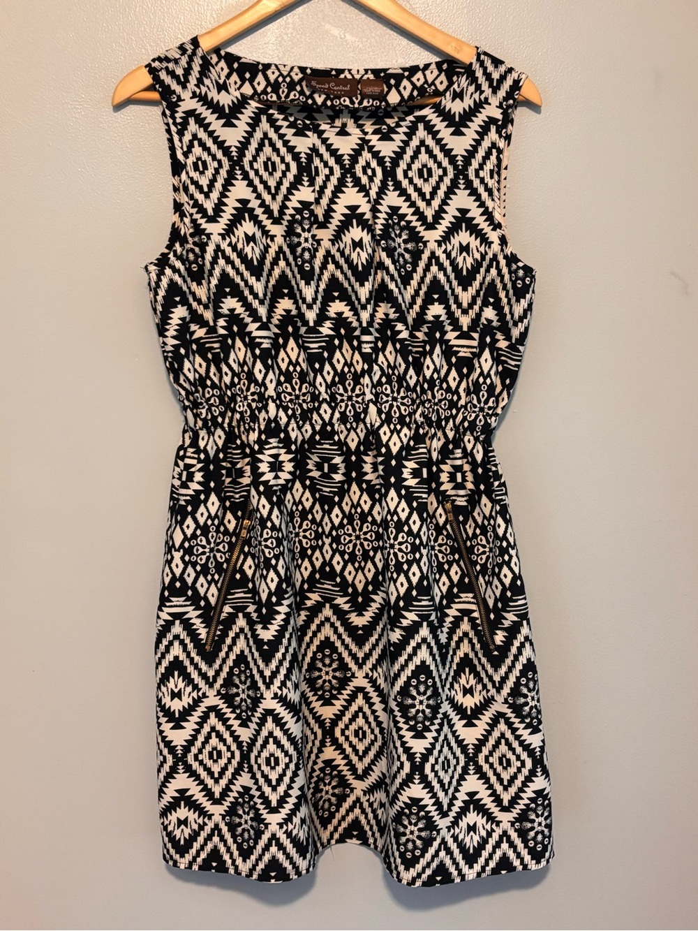 Speed Control New York Black & Cream Geometric Dress with Zipper Pocket Detail